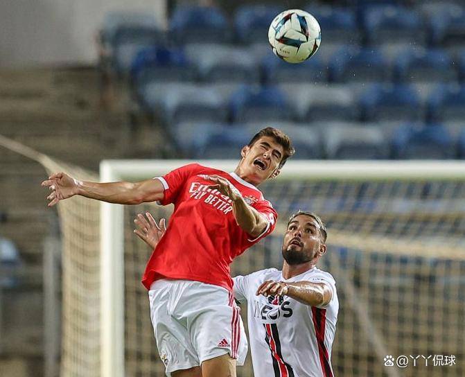 九游娱乐APP-本菲卡今夜止住颓势今晚阿斯顿维拉调整名单，现场解说直呼：费耶诺德今晚战术微调